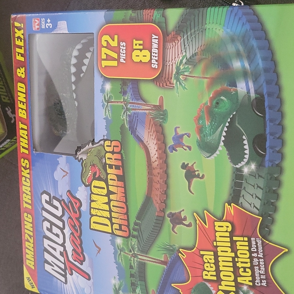 Magic Tracks Dino Chompers Play set
